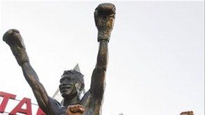 Develan estatua de Oscar de la Hoya en Los Angeles