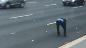 Falla en camión provoca lluvia de billetes en autopista EEUU
