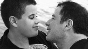 Travolta regresa a EU con los restos de su hijo