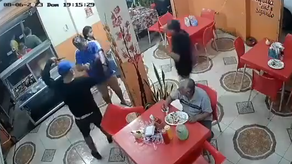 La increíble reacción de comensal mientras asaltaban un restaurante en Ecuador