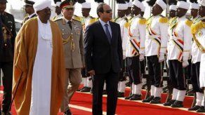 El presidente de Egipto visita Sudán