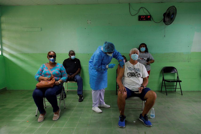 La vacunación contra el COVID-19 en personas de riesgo ha reducido las hospitalizaciones y las muertes