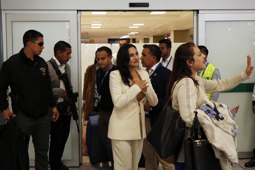 Regresa a Ecuador vicepresidenta tras suspensión
