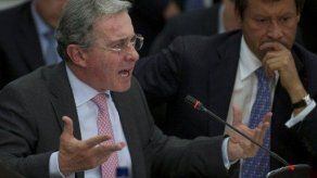 Nueva arremetida con insultos resucita crispación entre Santos y Uribe
