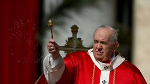 El Papa Francisco bendice las ramas de olivo mientras dirige la misa del Domingo de Ramos en la plaza de San Pedro, en el Vaticano.
