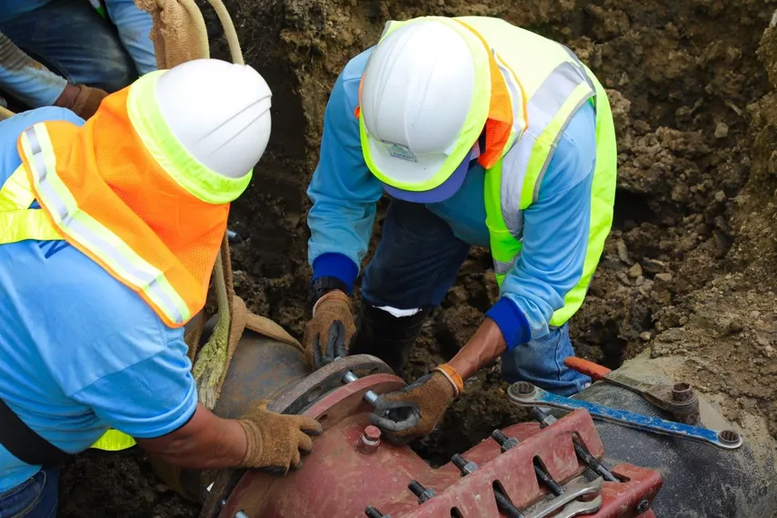 Funcionarios del IDAAN trabajando en mantenimiento y reparación