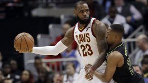 James y Korver comandan victoria de Cavaliers en Atlanta