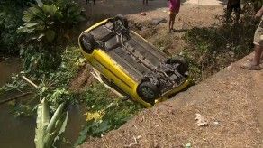 Taxi se volcó en una quebrada en La Cabima, dos heridos