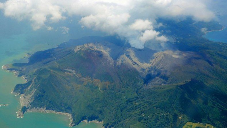 Volcán hace erupción en una isla del sur de Japón