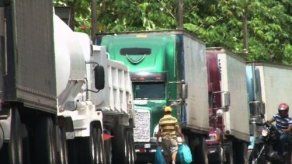 Camioneros costarricenses reabren paso por la frontera con Panamá