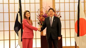 La canciller panameña, Erika Mouynes, y el ministro de Relaciones Exteriores de Japón, Yoshimasa Hayashi.