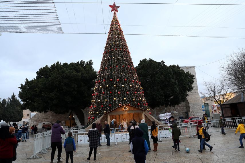 La gente mira el árbol de Navidad en la Plaza del Pesebre junto a la Iglesia de la Natividad