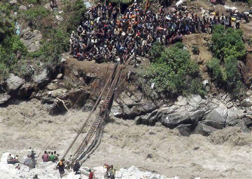 Miles siguen varados por inundaciones en India