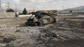 La emisora estatal de Grecia ERT dijo que los manifestantes de un asentamiento romaní cercano irrumpieron en el negocio de neumáticos y lo habían incendiado.