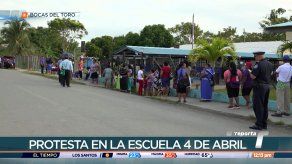 Padres de familia del Centro Educativo 4 de Abril exigen presencia de la ministra de Educación