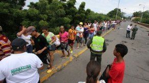 Miles de venezolanos cruzan a Colombia tras apertura de pasos peatonales