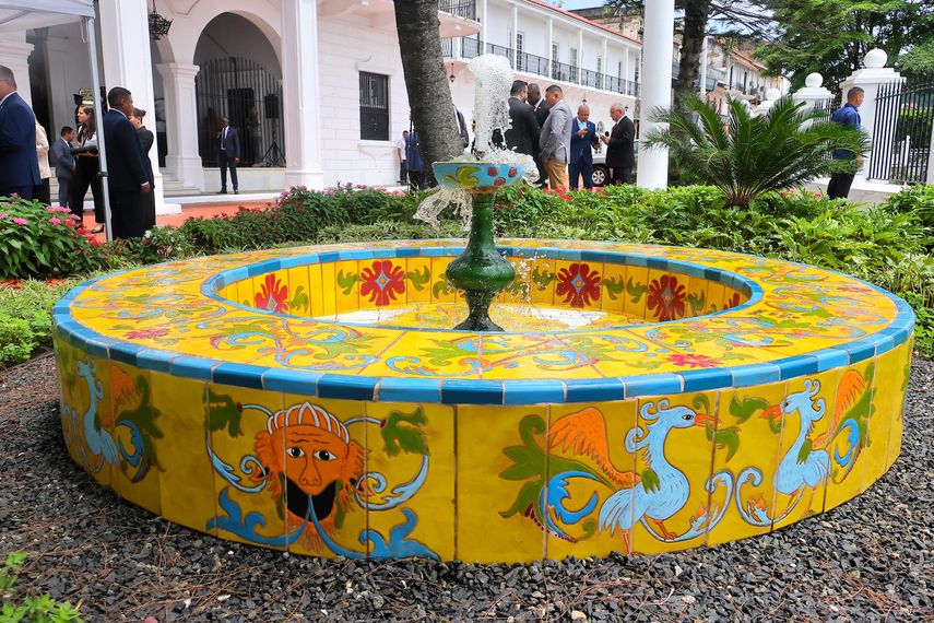  Fuente de estilo sevillano, inspirada en el Palacio Gótico del Alcázar de Sevilla, en el Palacio de Las Garzas de Panamá. Fuente de estilo sevillano, inspirada en el Palacio Gótico del Alcázar de Sevilla, en el Palacio de Las Garzas de Panamá.