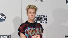 Coro de trabajadores sanitarios británicos se impone a Justin Bieber