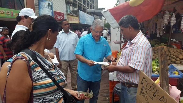 Alcalde conversa con buhoneros sobre renovación de avenida Peatonal