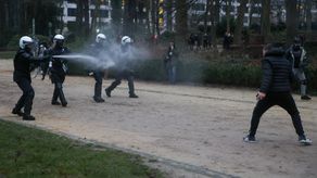 Tras la marcha, un grupo de manifestantes lanzó piedras y botellas a la policía.