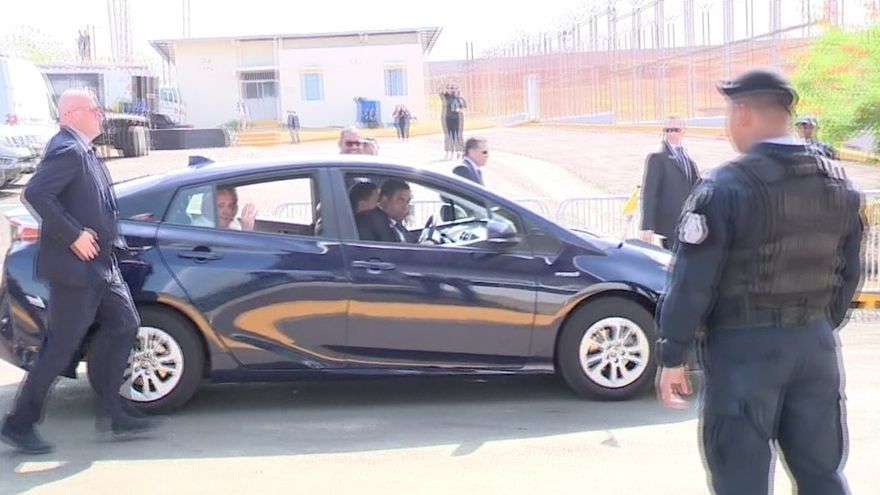Cientos de personas acudieron a ver al papa Francisco en Las Garzas