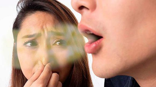 La halitosis es una condición en la que el aliento tiene un mal olor particularmente notable que emana no sólo de la boca, sino también de la cavidad nasal.&nbsp;