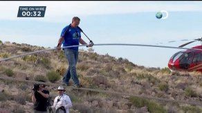Equilibrista cruza barranca sobre una cuerda floja