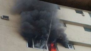 Bomberos controlan incendio en una multi en Barraza