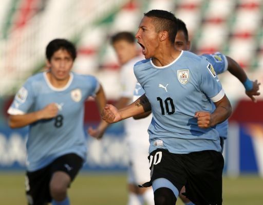 Uruguay aplasta 7-0 a Nueva Zelanda en su debut mundialista