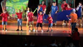 Estudiantes con discapacidad muestran su talento en la actuación y canto