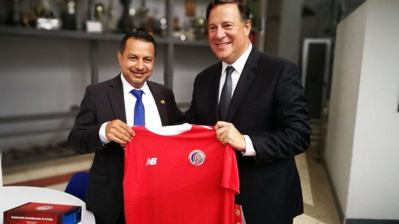 Presidente Varela busca en Costa Rica ideas para impulsar el fútbol