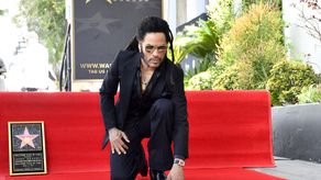 Lenny Kravitz recibe su estrella en el Paseo de la Fama y su hija le saca lágrimas