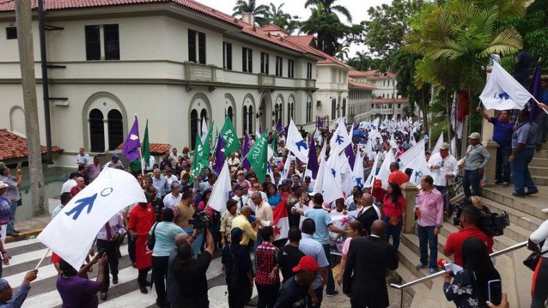 Docentes y estudiantes de la UP protestaron en la CSJ, exigen respeto a su autonomía