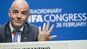 Comité de ética de FIFA cierra pesquisa sobre su presidente