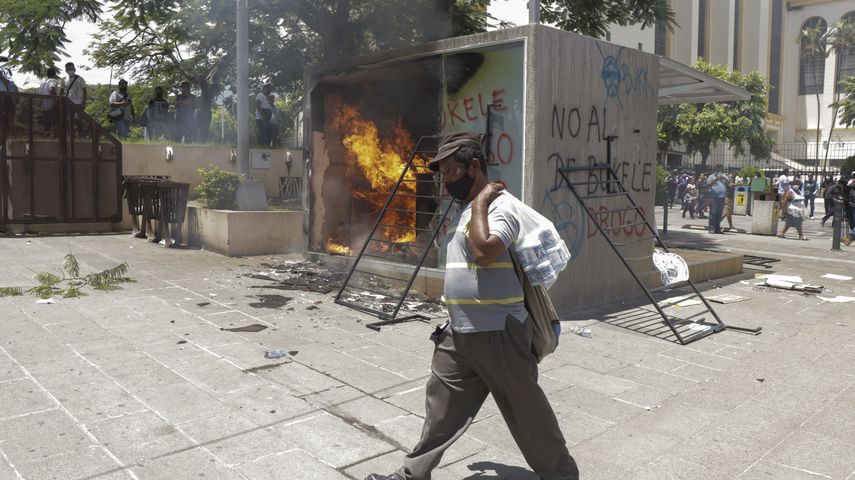 Salvadoreños protestan contra el presidente Bukele