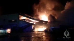 Un muerto en enorme incendio en un centro comercial cerca de Moscú