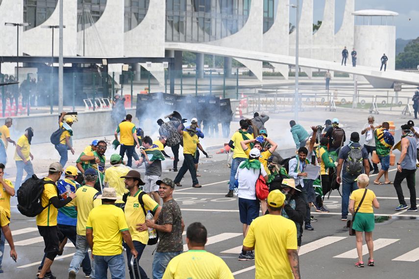Bolsonaristas invaden el Congreso, el Palacio Presidencial y la Corte Suprema de Brasil