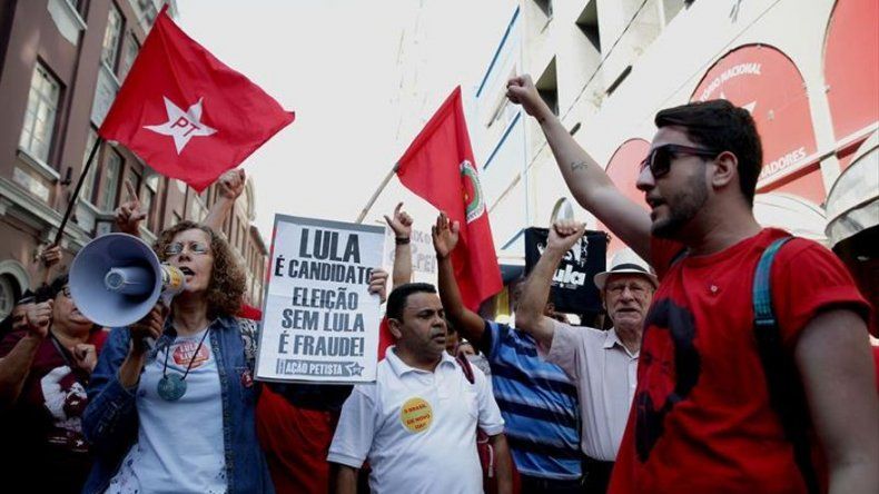 Partido de Lula inicia ofensiva en calles de Brasil para exigir su libertad