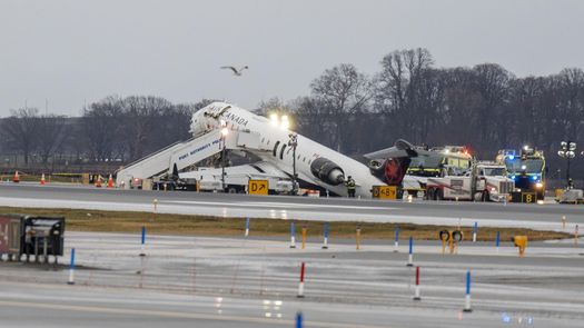 Autoridades neoyorquinas investigan en accidente que invoilucró a Air Canada. Autoridades neoyorquinas investigan en accidente que invoilucró a Air Canada.