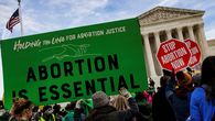 Foto de archivo de activistas a favor y en contra del aborto, protestando en la Corte Suprema de Estados Unidos. Foto de archivo de activistas a favor y en contra del aborto, protestando en la Corte Suprema de Estados Unidos.