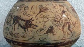 Policía española confisca jarrón antiguo