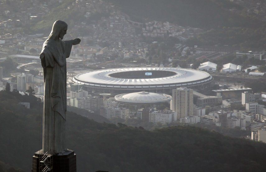 Cristo Redentor de Brasil y al fondo el estadio Maracaná.