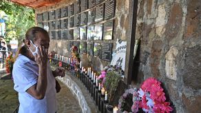 Un familiar de una víctima llora durante la conmemoración del 40 aniversario de una masacre en El Mozote.