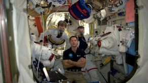Dos astronautas salen de la ISS para instalar nuevas baterías