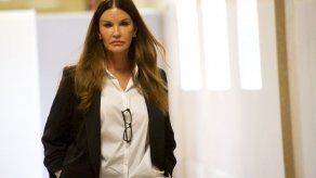 Janice Dickinson dice a jurado que Cosby la violó en 1982