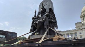 Satanistas piden retirar estatua de Diez Mandamientos