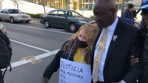 Padre de joven muerta por bala perdida en EE. UU. pide cárcel para policías