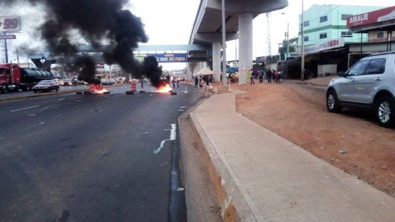Grupo de transportistas informales cierran la Avenida Domingo Díaz