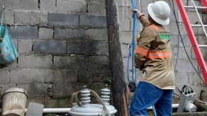ENSA realiza trabajos en El Futuro, en San Miguelito, tras caída de postes de luz.