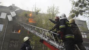 El alcalde de Leópolis, Andriy Sadovyi, dijo en Facebook que cinco misiles habían alcanzado la ciudad.